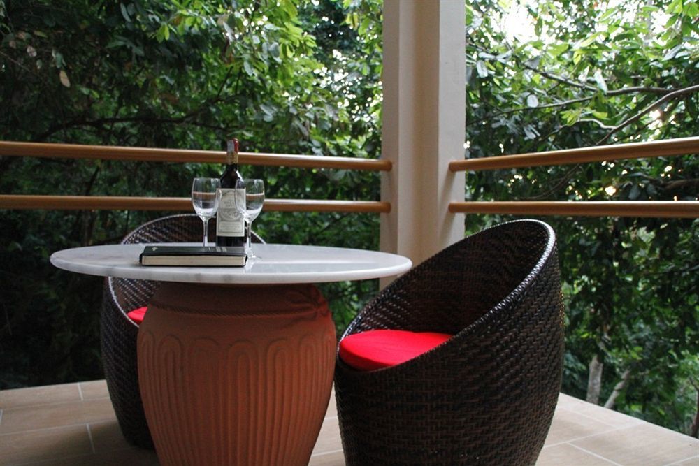 Ambong Rainforest Retreat Pantai Tengah  Exterior photo